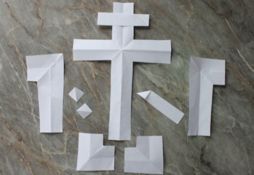 Ein Kreuz mit einem Schnitt Vorschau